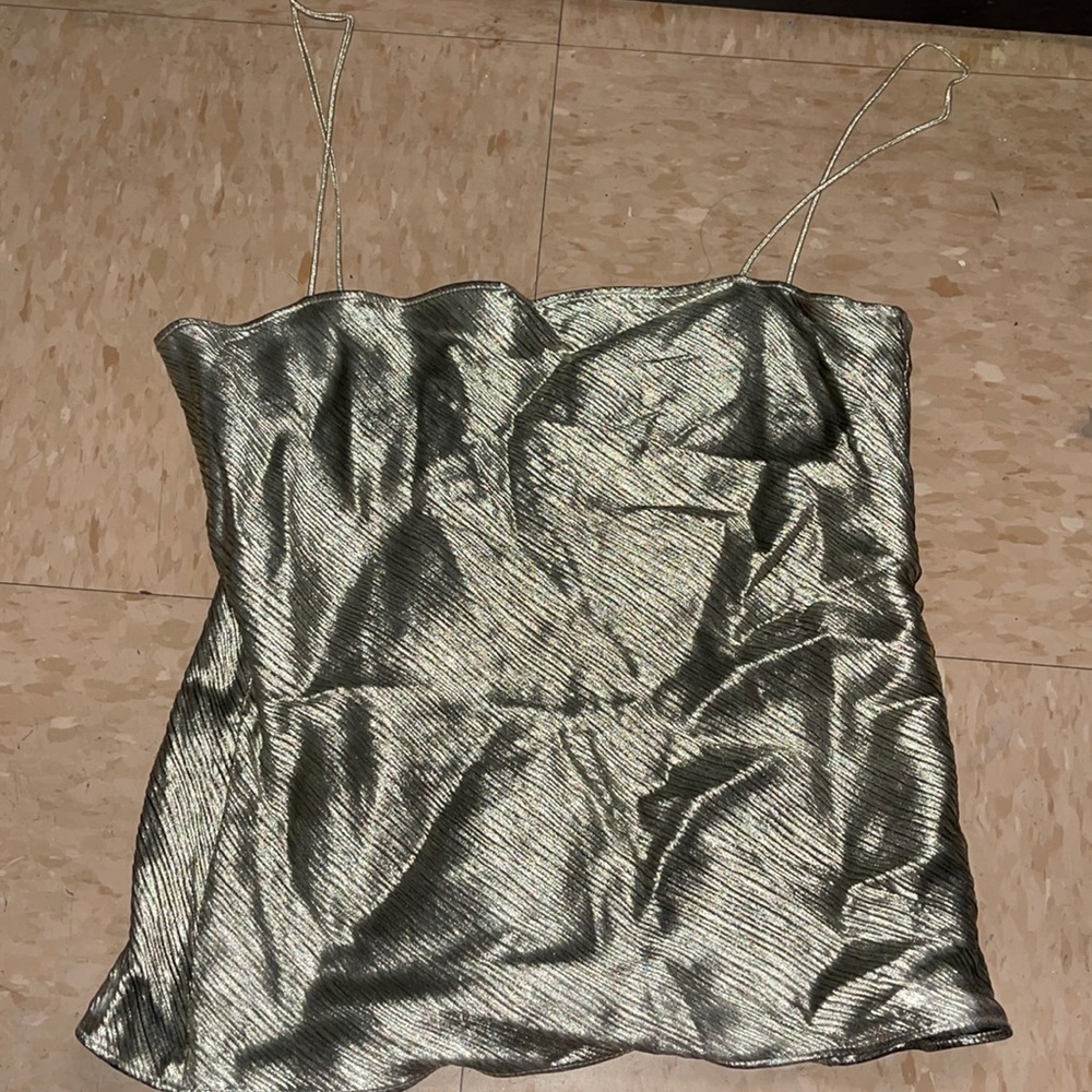 Simple gold tank